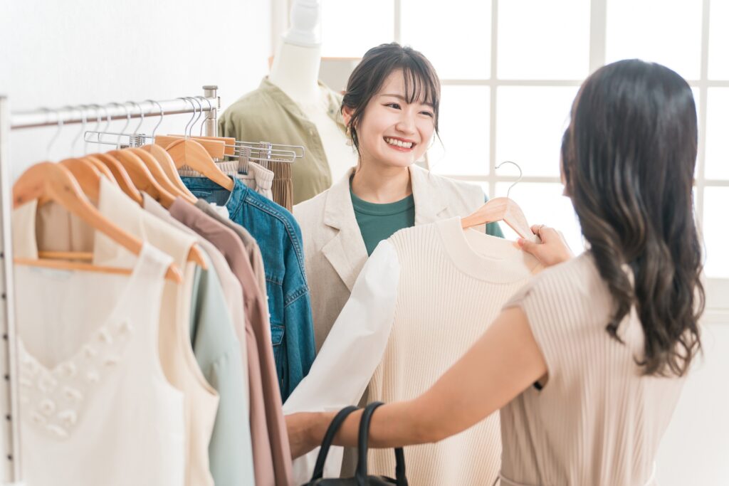 女性がお店でお買い物